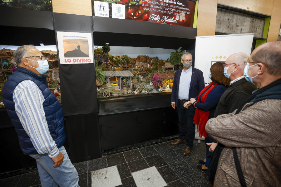 El Ayuntamiento inaugura el primer belén de la historia del Mercado de Vegueta