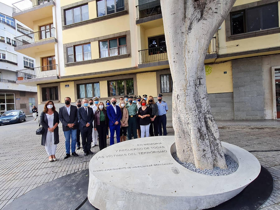 El Ayuntamiento inaugura en la Plaza de la Concordia el monumento en homenaje a las víctimas del terrorismo