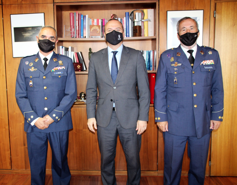 Augusto Hidalgo felicita al nuevo Delegado de Defensa de Canarias y elogia a su antecesor en su despedida
