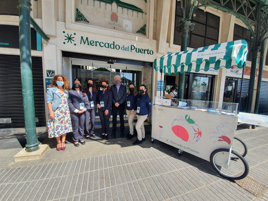 Pedro Quevedo asiste a la inauguración de la galería fotográfica del Mercado del Puerto
