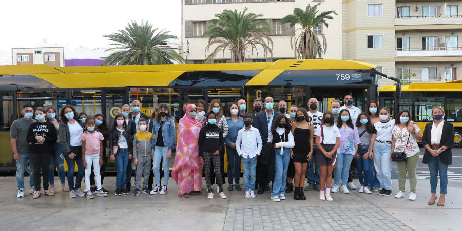 Guaguas Municipales llena sus vehículos de fotografías y mensajes inspiradores para celebrar el Día Internacional de la Infancia
