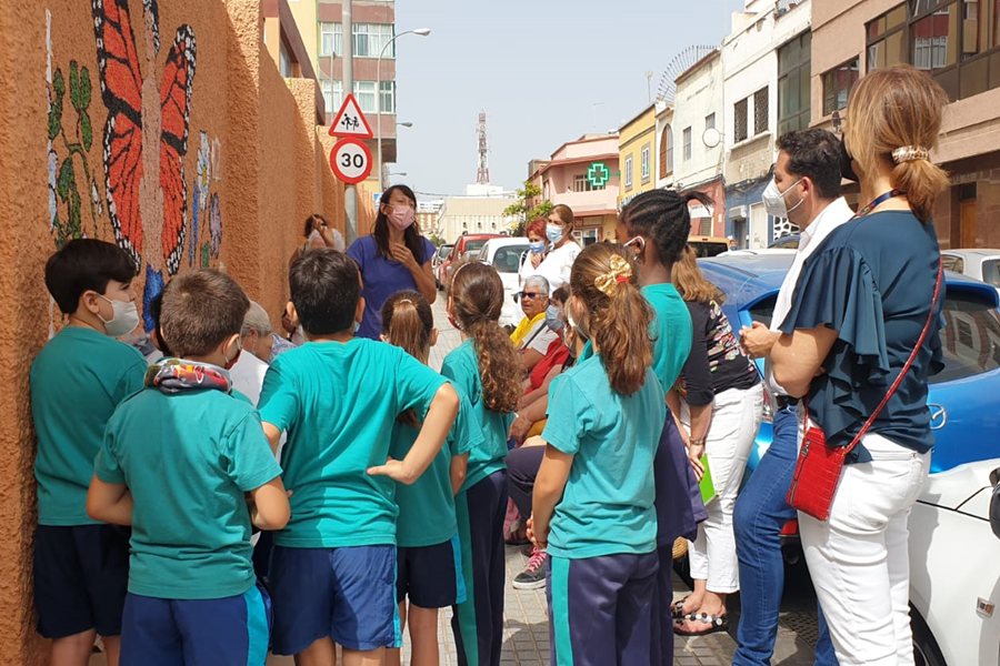 Ciudad Alta y Mensajeros de la Paz fomentan las redes de apoyo entre los mayores con la creación de un mural en honor a Galdós