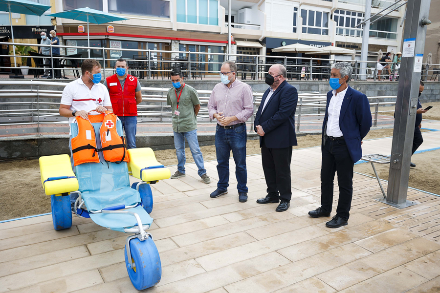 La Playa de Las Canteras refuerza su área de accesibilidad y el servicio de baño asistido