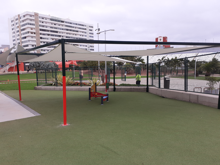 El Ayuntamiento instala una estructura con vela tensada para proporcionar sombra al parque infantil del Estadio Insular