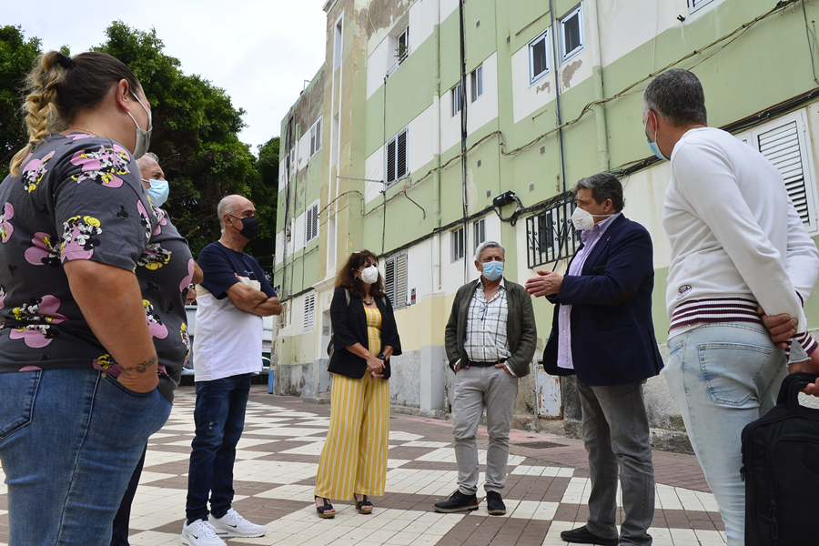 El Ayuntamiento informa a los vecinos del proyecto de rehabilitación de un centenar de viviendas en Lomo Apolinario