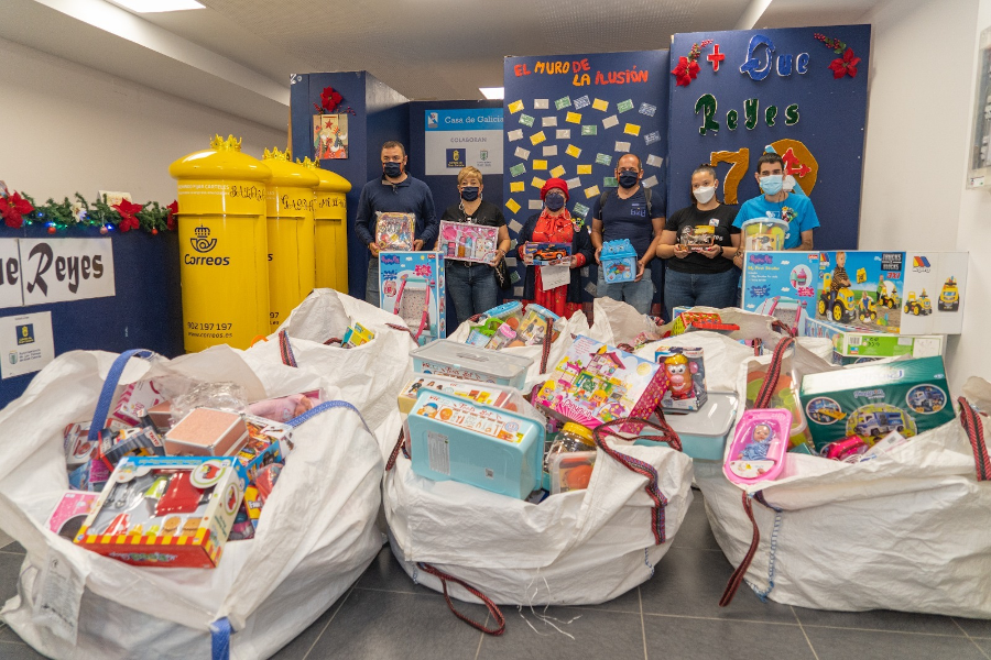 Sagulpa entrega 720 juguetes a la Casa de Galicia para que los niños mantengan la ilusión de la Navidad