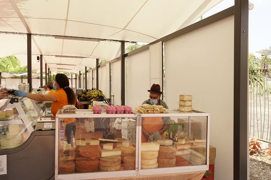 El Ayuntamiento culmina la instalación de los toldos verticales en el Mercadillo de San Lorenzo