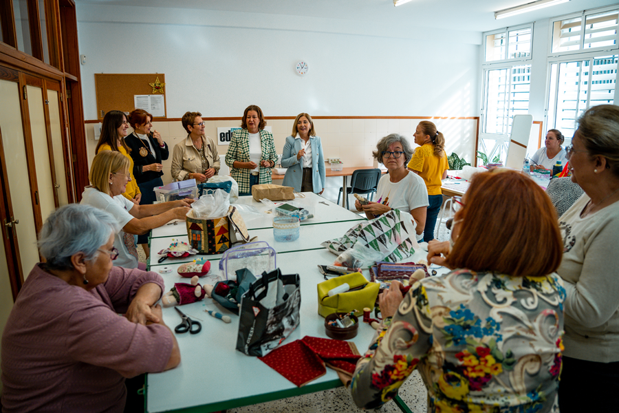 Armas y Reyes supervisan los talleres municipales de la Universidad Popular en La Paterna