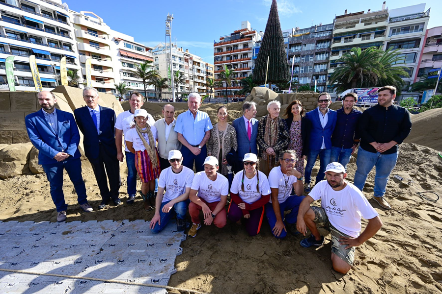 El Belén de Arena de Las Palmas de Gran Canaria abre la Navidad en la Playa de Las Canteras