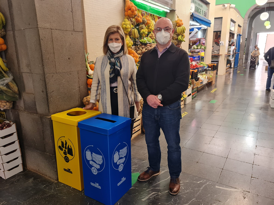 El Ayuntamiento y Ecoembes incorporan papeleras de recogida selectiva de envases en los mercados municipales