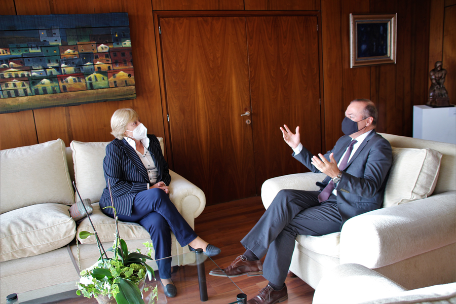 Augusto Hidalgo mantiene un encuentro con la cónsul de Uruguay en Canarias