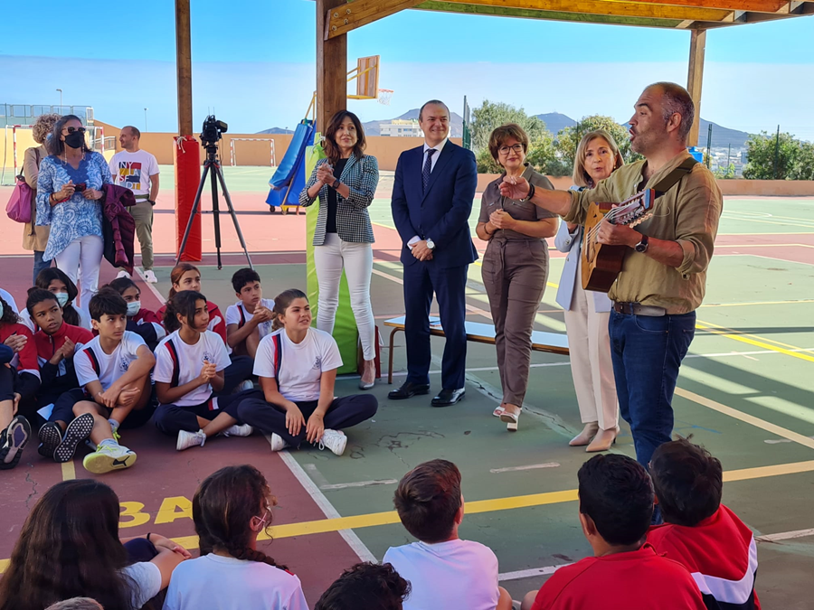 Hidalgo mantiene un encuentro con alumnos del CEIP Santa Bárbara para conocer el trabajo de la Escuela Verseadora de Gran Canaria