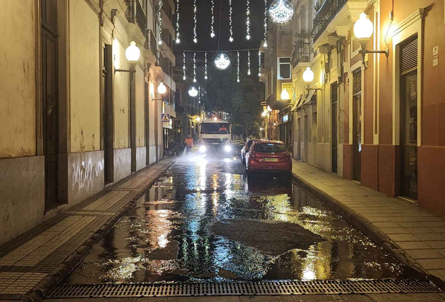 El Ayuntamiento refuerza la limpieza viaria de cara a las actividades y eventos en el puente de la Constitucion