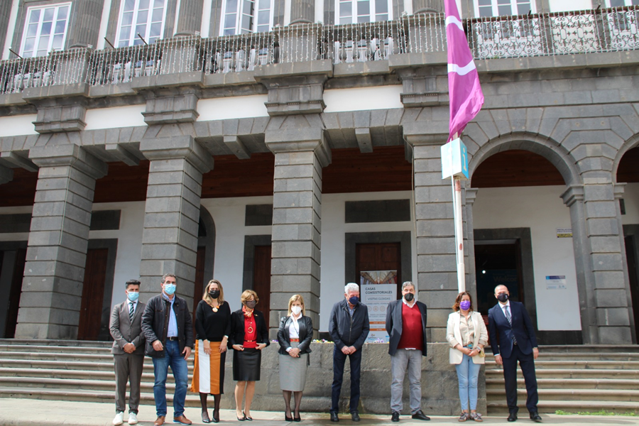 El Ayuntamiento reitera su compromiso con la igualdad entre mujeres y hombres e iza la bandera feminista de cara al proximo 8M