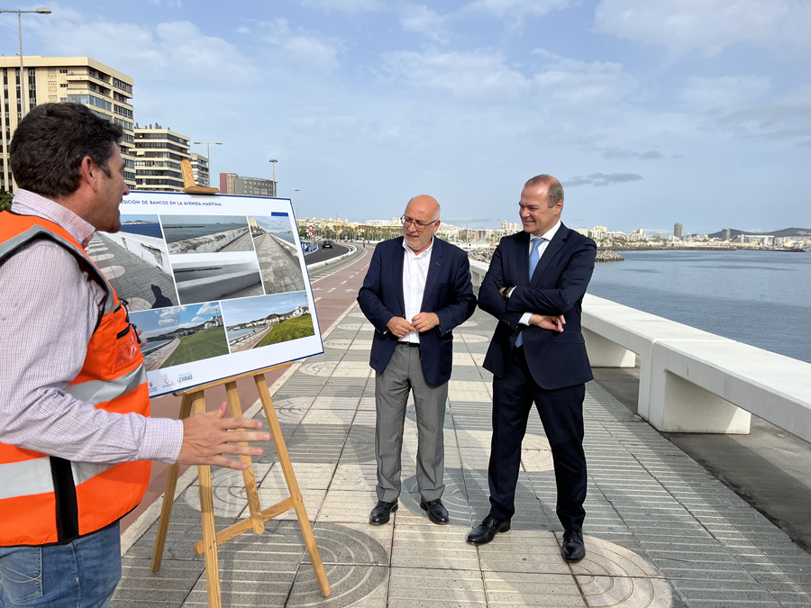 El Ayuntamiento finaliza la renovación de la Avenida Marítima con 942 bancos más duraderos y resistentes al embate del mar