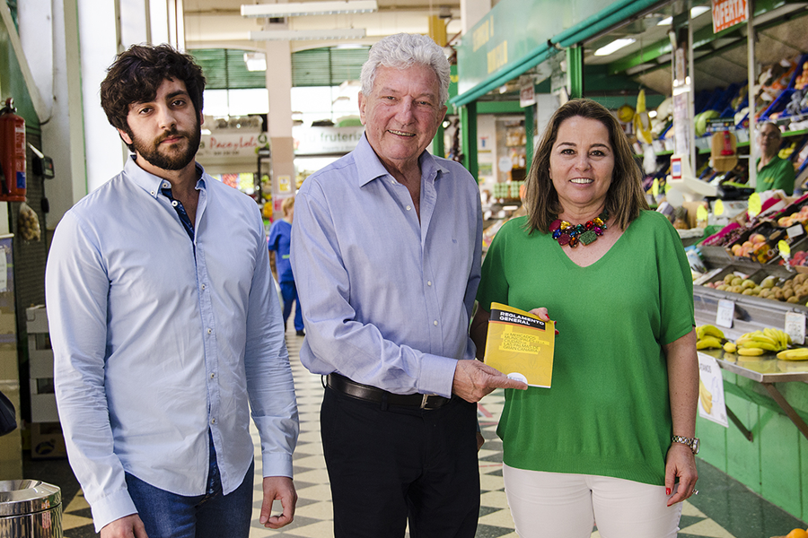 El Ayuntamiento hace entrega del nuevo Reglamento de Mercados Municipales a sus gerentes