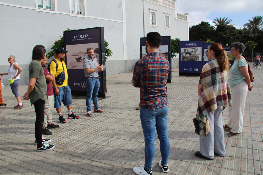 Dos murales de La Isleta y el Castillo de la Luz realzan la exposición de fotos antiguas del Distrito Isleta-Puerto-Guanarteme