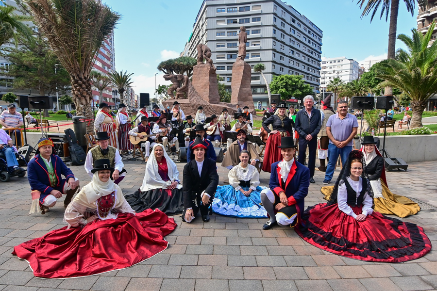 La Plaza de España y el Pueblo Canario recuperan este fin de semana las actuaciones de música y bailes folclóricos canarios