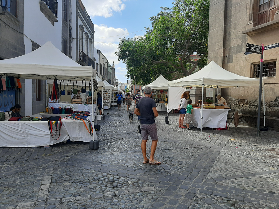 El Mercadillo de Artesanía y Cultura de Vegueta vuelve a su emplazamiento habitual en el casco histórico de la capital