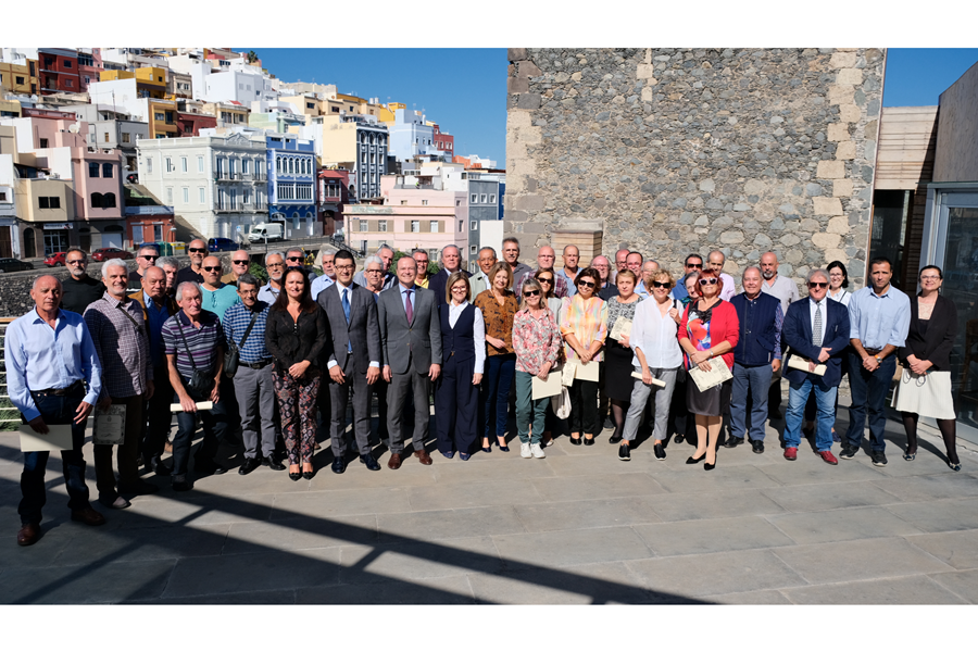 El Ayuntamiento homenajea a 135 trabajadores municipales jubilados en los últimos tres años