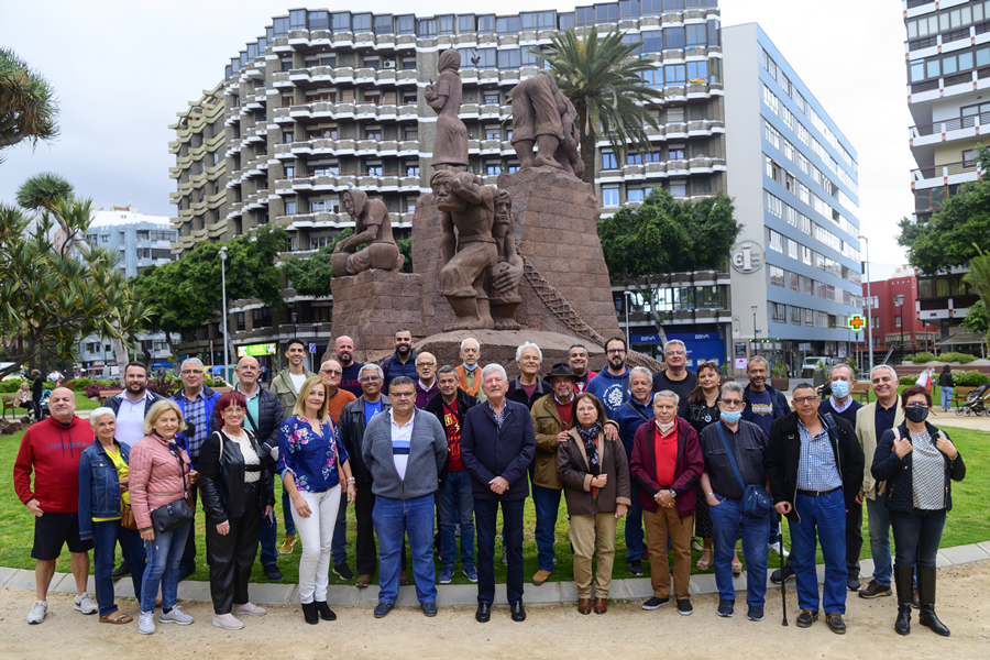 La Plaza de España se estrena como escenario para la música tradicional canaria