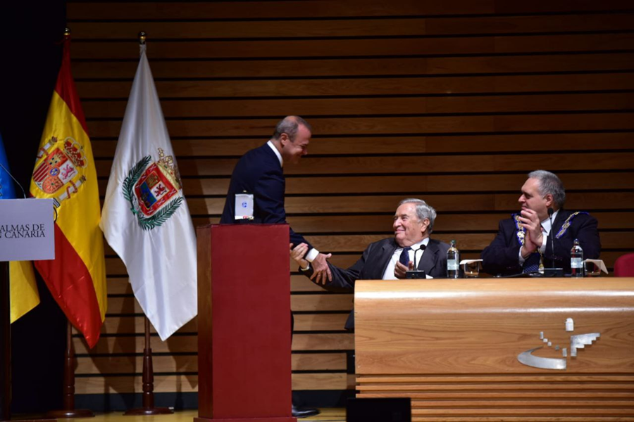La ciudad acoge el acto de imposición de la más alta distinción de la Gran Logia de España al ex alcalde Jerónimo Saavedra