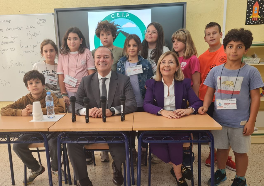 Hidalgo mantiene un encuentro con alumnos del CEIP de La Calzada donde el Ayuntamiento ha invertido en el último año 30.000 euros