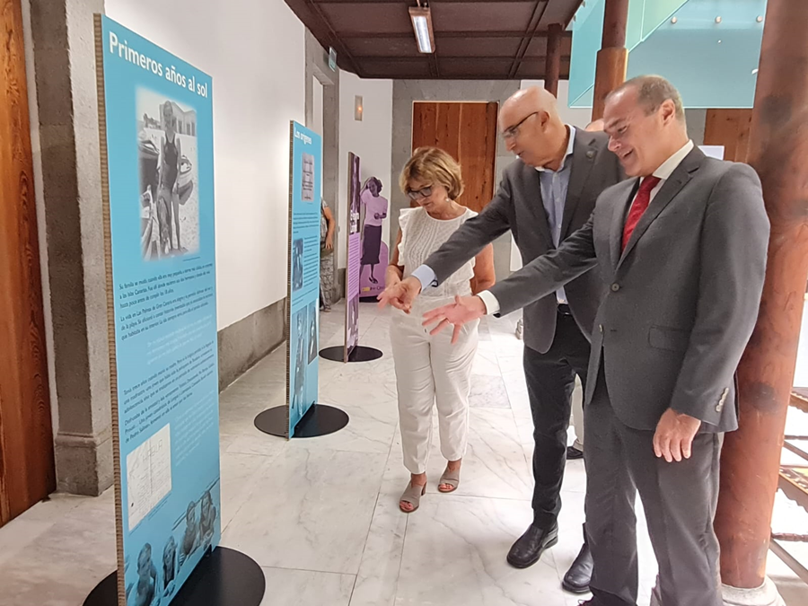 El alcalde inaugura la exposición dedicada a la escritora Carmen Laforet y a la influencia de la capital grancanaria en su obra