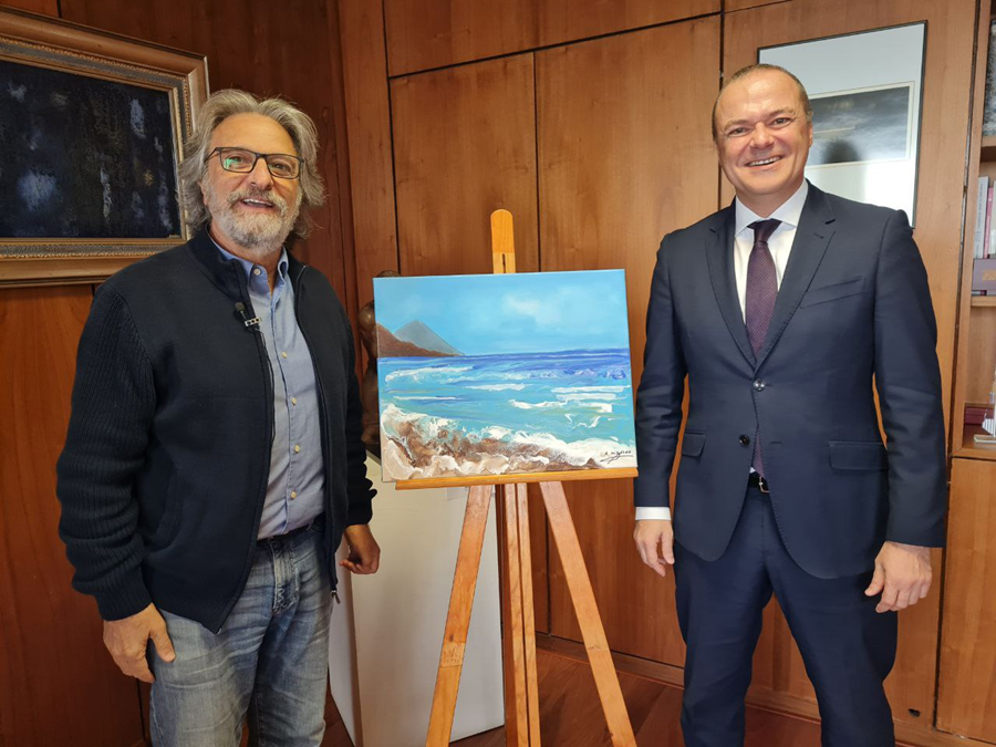 Hidalgo hace entrega de su obra 'Mareas de El Pino desde la Playa de Las Canteras' para participar en la campaña solidaria impulsada por Yrichen