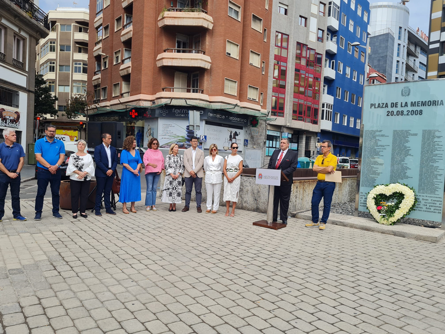 El Ayuntamiento homenajea a las víctimas del accidente del vuelo JK5022 en el 14º aniversario de la tragedia