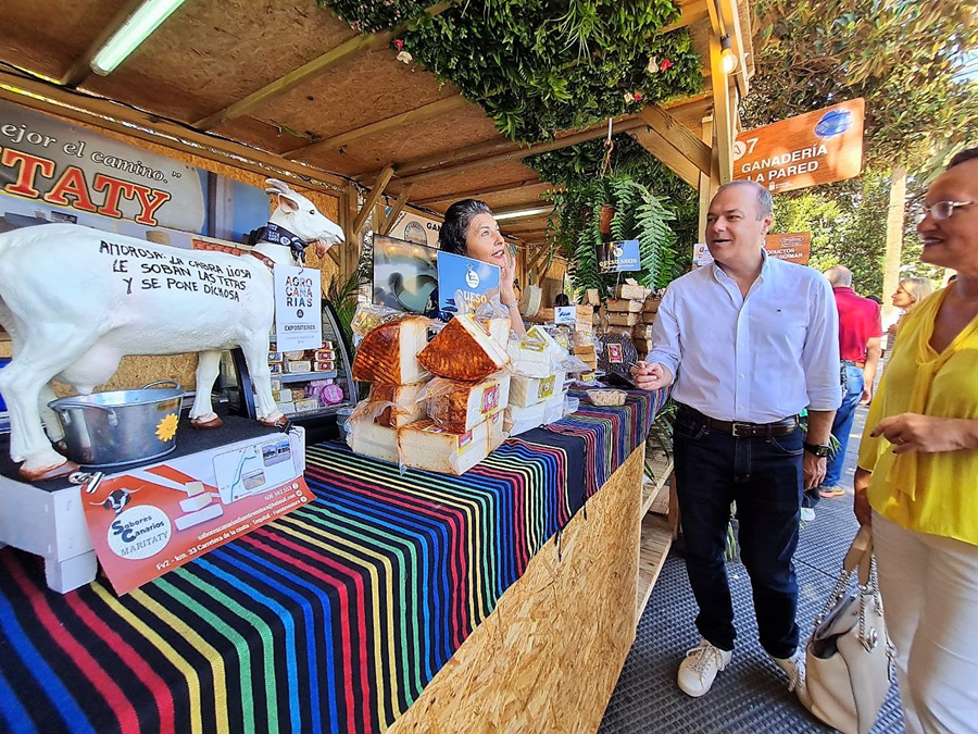 Hidalgo realiza un recorrido por los stands de la III Feria Agrocanarias que se está desarrollando en el Parque San Telmo