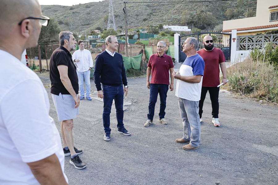 Hidalgo supervisa con los vecinos las actuaciones municipales en Monte Quemado y analizan juntos posibles mejoras para el barrio