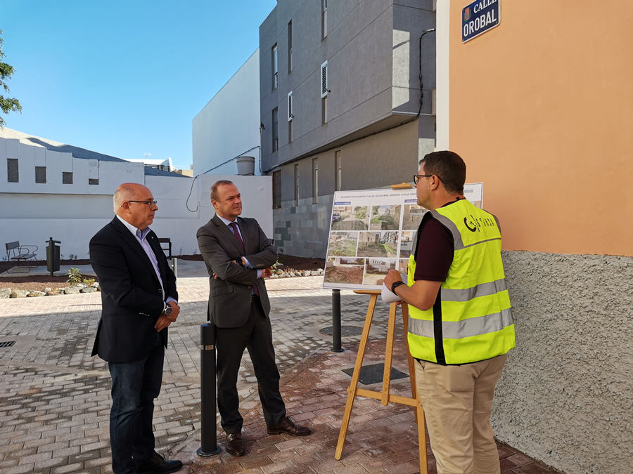 El Ayuntamiento transforma la calle Aguacate, en Las Torres, creando un espacio rodonal con nuevos espacios verdes