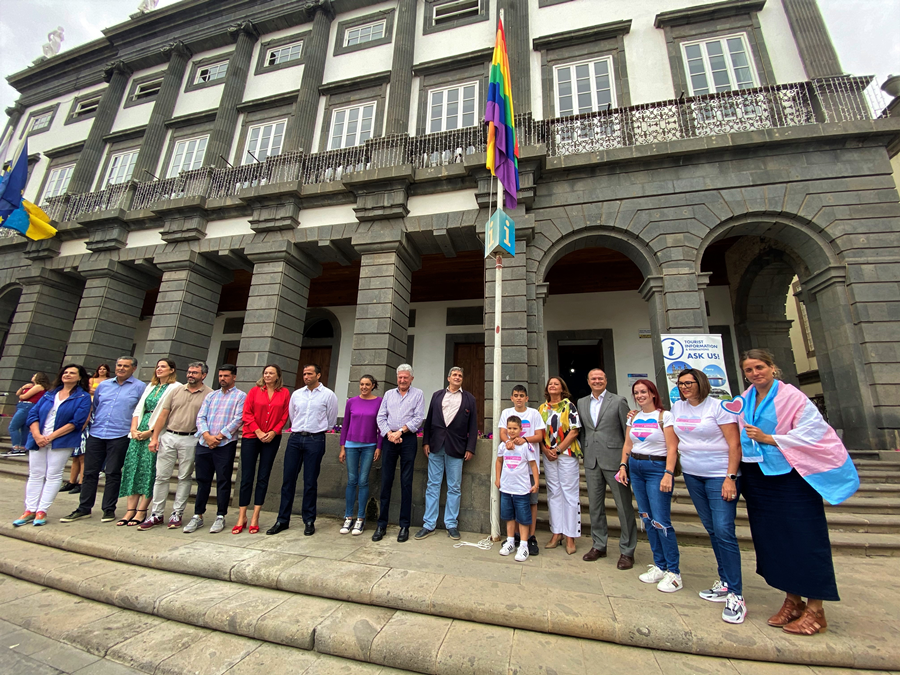 El Ayuntamiento iza la bandera LGTBI+ en las Casas Consistoriales con motivo del Día Internacional del Orgullo