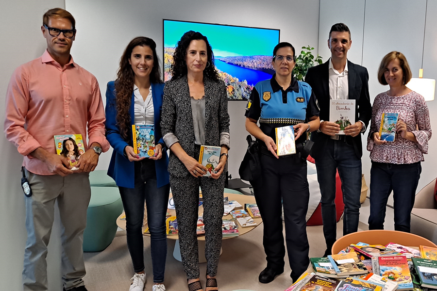 La Policía Local entrega más de 200 libros para niños y niñas que tienen que acudir al Juzgado de Violencia contra la Infancia