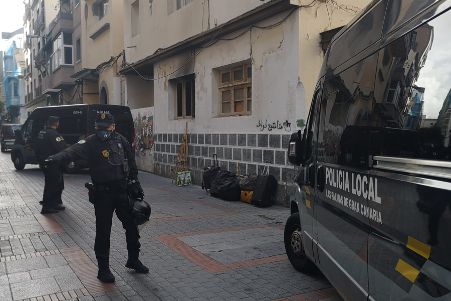 La Policía Local desaloja la antigua comisaría de la calle Miguel Rosas ocupada ilegalmente