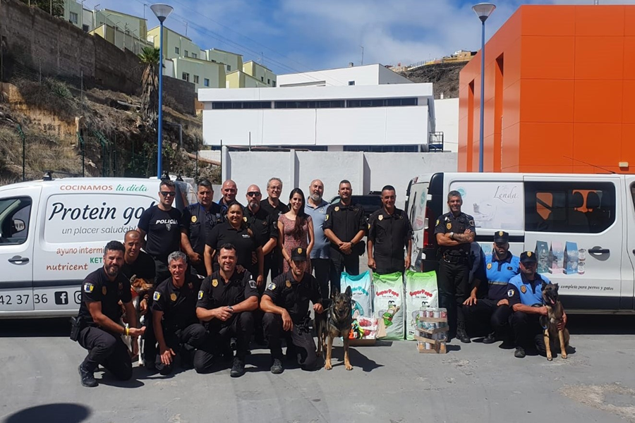 La Policía Local entrega a la protectora ADA Gran Canaria más de 600 kilos de comida para animales abandonados