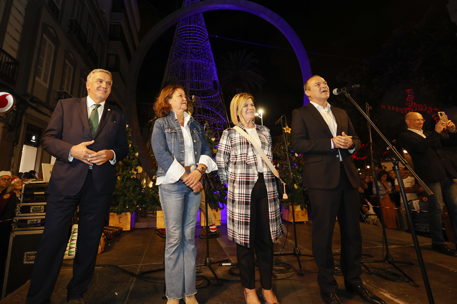 La zona comercial abierta de Triana da la bienvenida a la Navidad iluminando 12 calles y 3 plazas