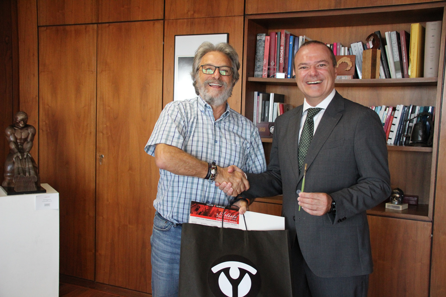 Hidalgo recibe el lienzo para participar en la campaña solidaria 'Tod@s pintan en Yrichen'