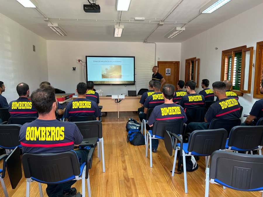 Los bomberos de nuevo ingreso ultiman su formación antes de incorporarse al SEIS con prácticas en extinción de incendios
