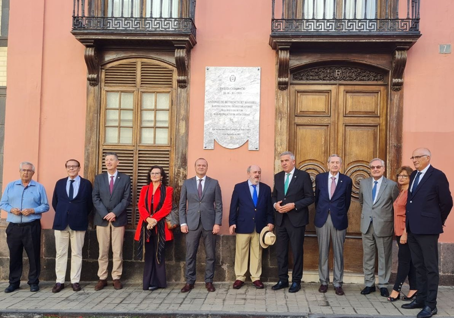 Hidalgo descubre una placa para homenajear a Antonio de Béthencourt por su relevante papel en la historiografía de Canarias