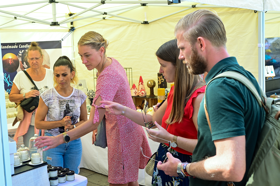 La Plaza de Santa Ana estrena mercado de artesanía promovida por el Ayuntamiento y la FEDAC