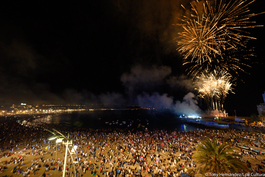 Las Canteras volverá a brillar en la Noche de San Juan con cuatro conciertos y un gran espectáculo de pirotecnia