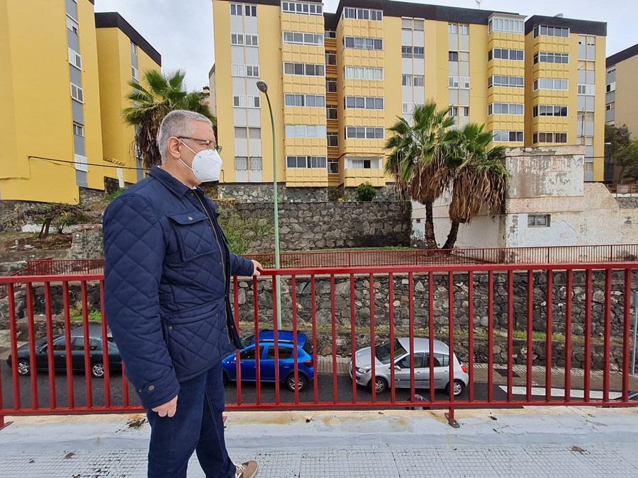 El Ayuntamiento culmina la reparación y restitución de la barandilla de 142 metros de la Plaza Juan Negrín de Casablanca I