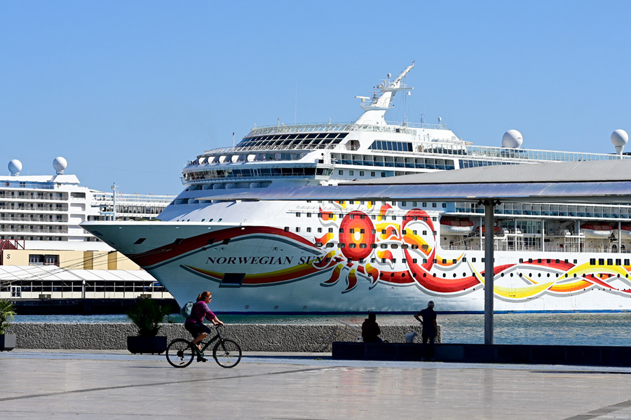 Las Palmas de Gran Canaria alterna la llegada de los habituales cruceros turísticos con los más clásicos, a vela, para despedir noviembre