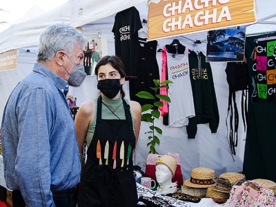 Pedro Quevedo visita el mercadillo navideño de Las Canteras 3