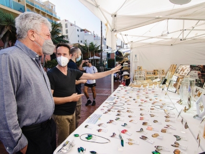 Pedro Quevedo visita el mercadillo navideño de Las Canteras