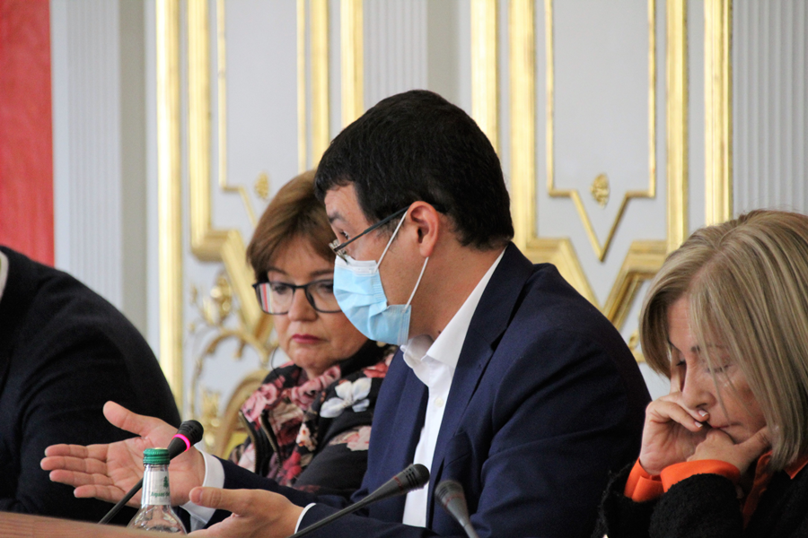 El Ayuntamiento dará un trato preferente en la atención a las personas mayores de 65 años con un acceso exclusivo en las dependencias municipales