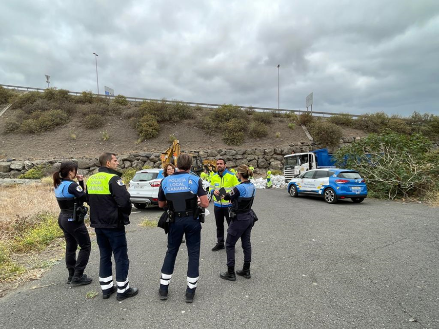 La Policía Local solicita la colaboración ciudadana para combatir los vertidos de escombros y basura