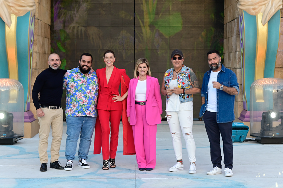 La Gala de la Reina se adentra en las entrañas del «Planeta Azul» para coronar a la nueva regente del Carnaval